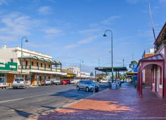 Pharmacists scramble to protect remote communities from COVID-19 COVID-19 cases continue to grow in remote towns such as Bourke