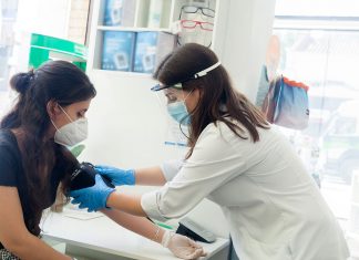 Brisbane pharmacists advised to wear face masks, eye protection PSA recommends all pharmacists in metro Brisbane and Ipswich wear a surgical mask while at work, and eye protection when within 1.5 metres of patients